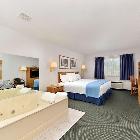 Americas Best Value Inn & Suites - Tahquamenon Country Newberry Bagian luar foto
