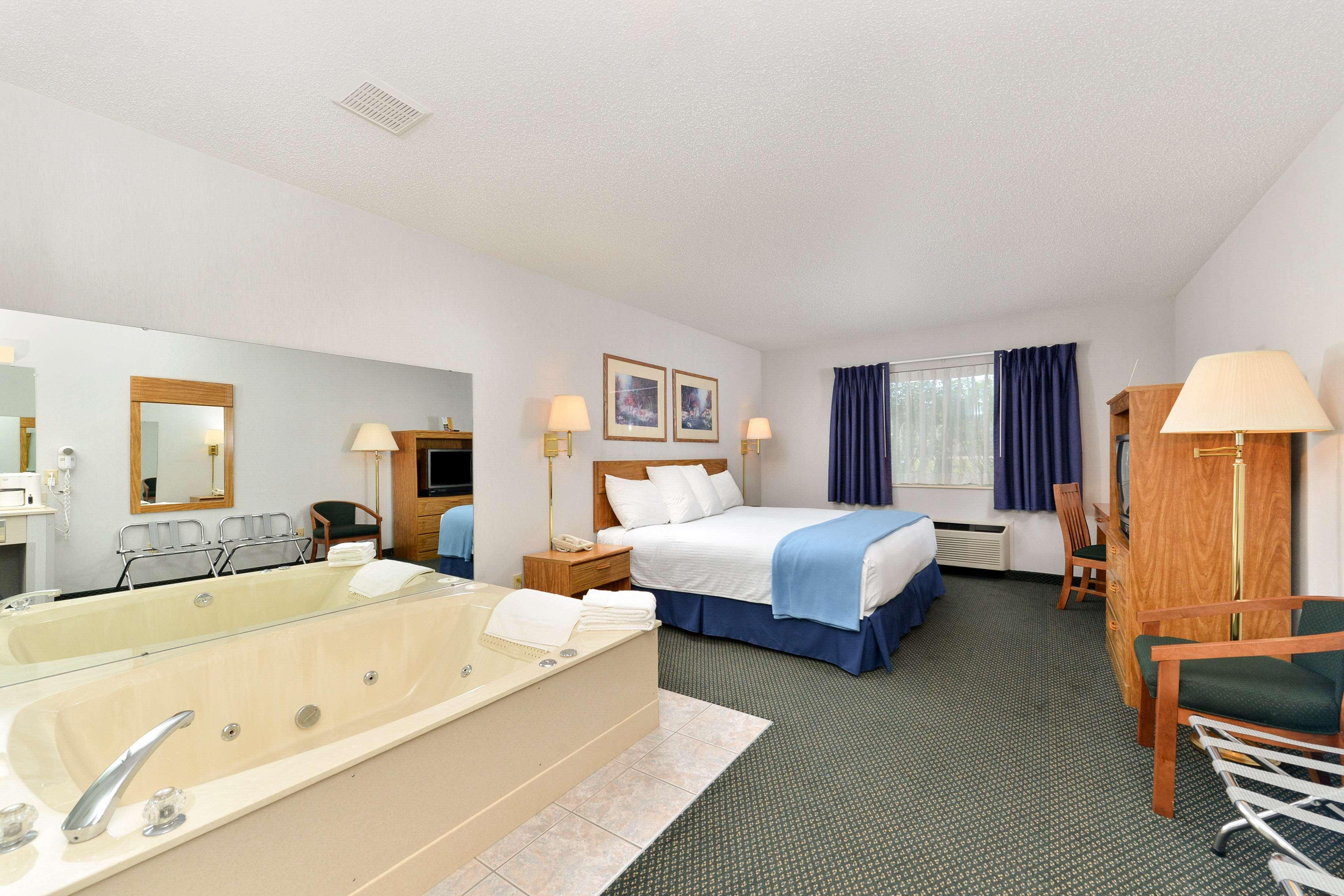 Americas Best Value Inn & Suites - Tahquamenon Country Newberry Bagian luar foto