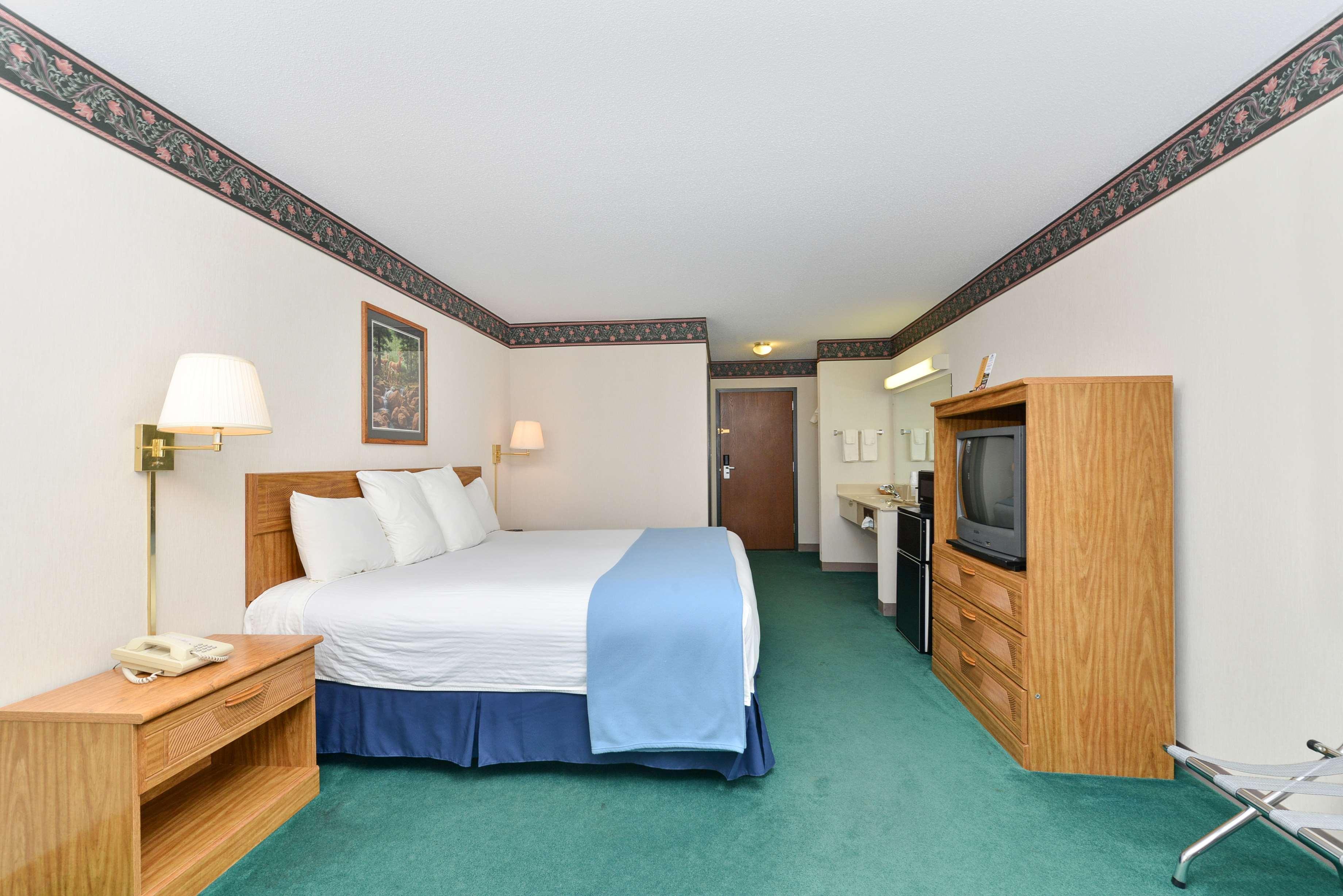 Americas Best Value Inn & Suites - Tahquamenon Country Newberry Bagian luar foto