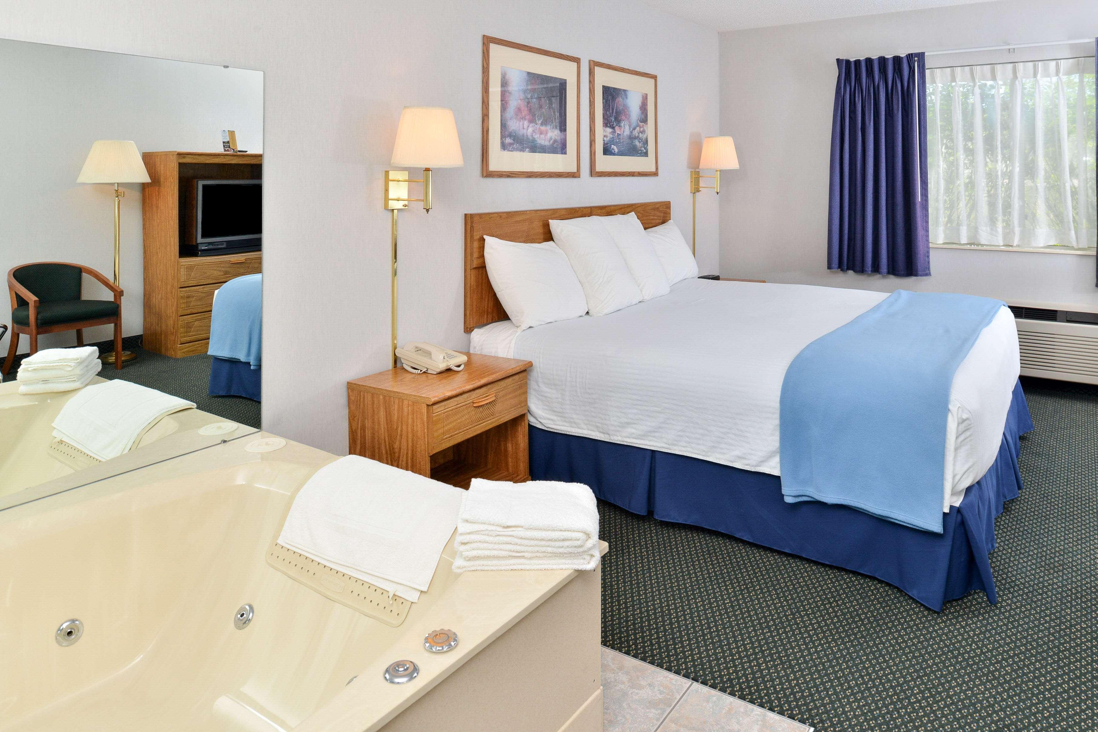 Americas Best Value Inn & Suites - Tahquamenon Country Newberry Bagian luar foto