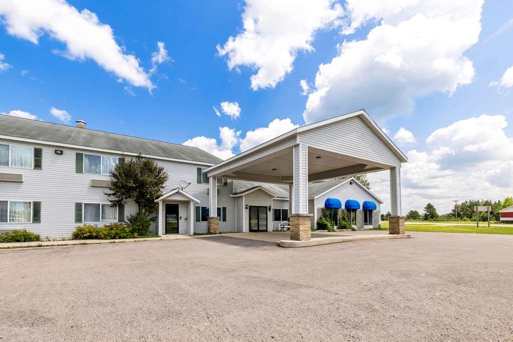 Americas Best Value Inn & Suites - Tahquamenon Country Newberry Bagian luar foto
