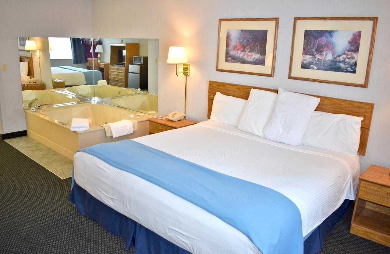 Americas Best Value Inn & Suites - Tahquamenon Country Newberry Bagian luar foto