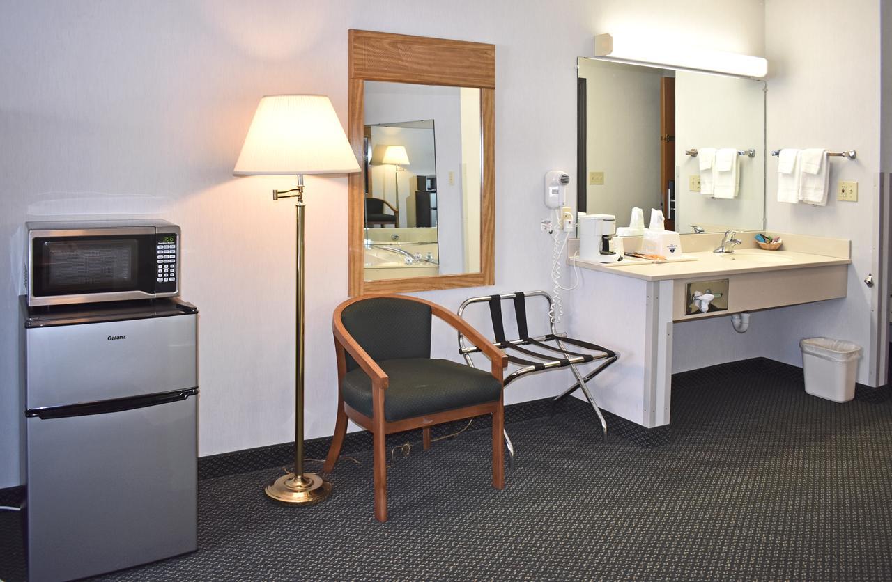 Americas Best Value Inn & Suites - Tahquamenon Country Newberry Bagian luar foto