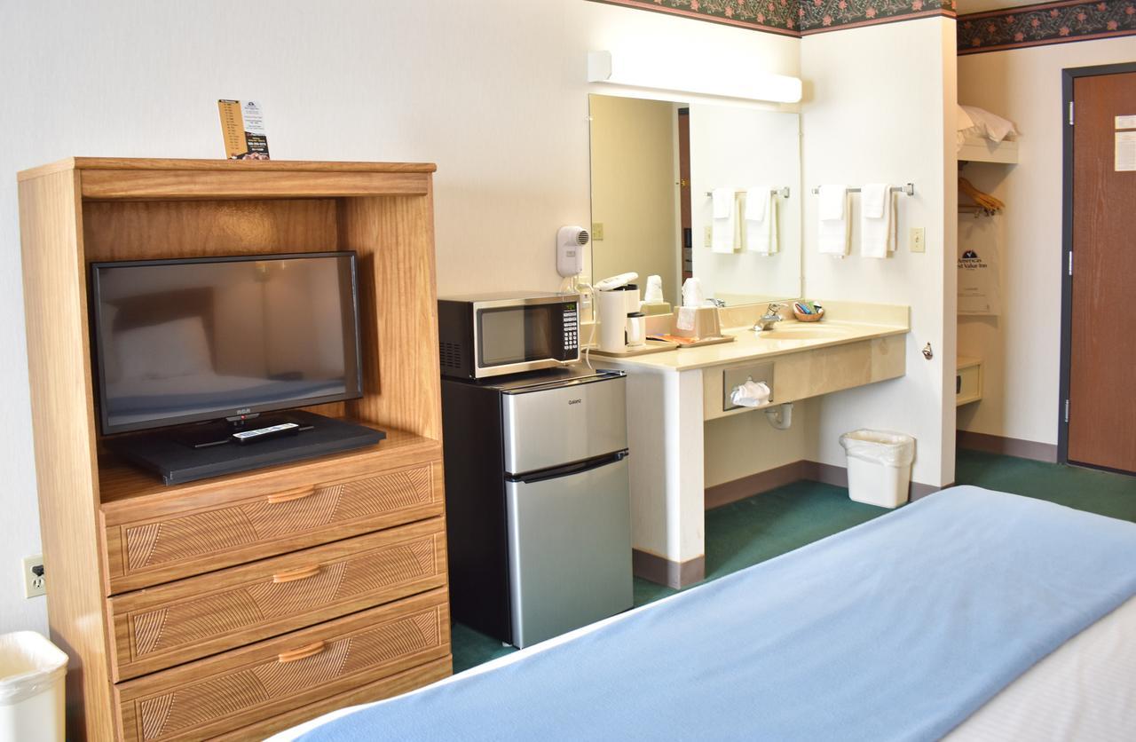 Americas Best Value Inn & Suites - Tahquamenon Country Newberry Bagian luar foto