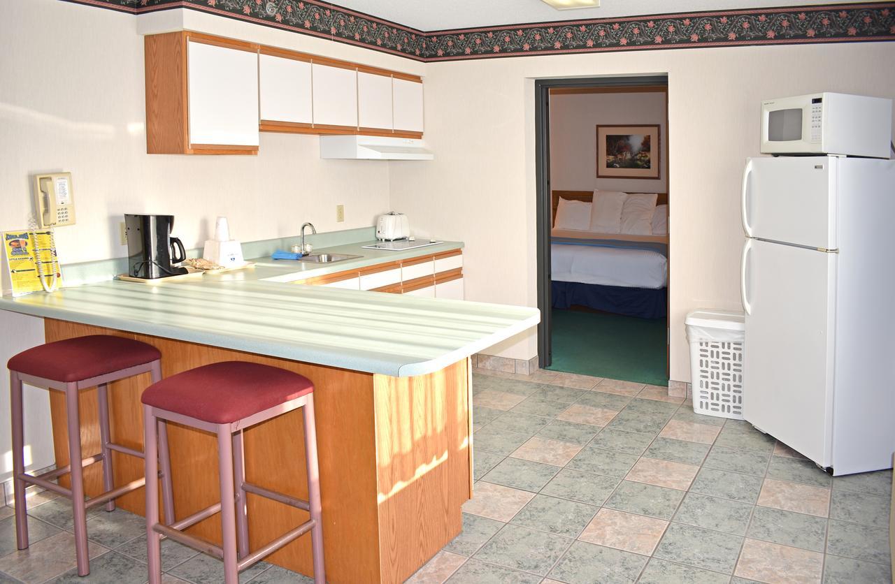 Americas Best Value Inn & Suites - Tahquamenon Country Newberry Bagian luar foto