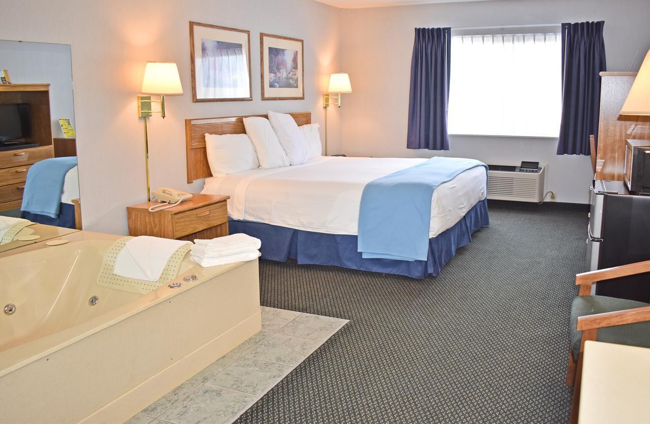 Americas Best Value Inn & Suites - Tahquamenon Country Newberry Bagian luar foto