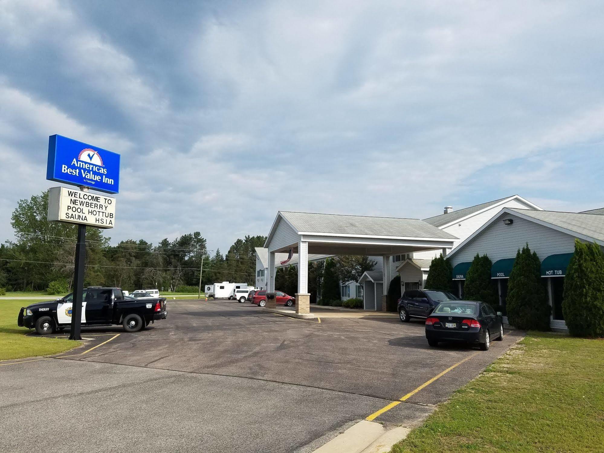 Americas Best Value Inn & Suites - Tahquamenon Country Newberry Bagian luar foto