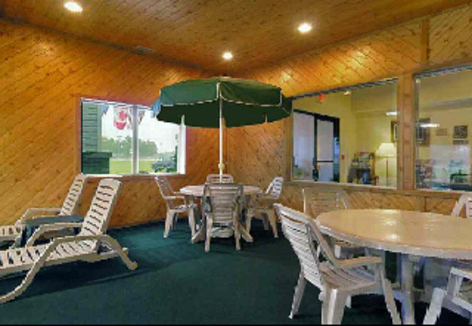 Americas Best Value Inn & Suites - Tahquamenon Country Newberry Bagian luar foto