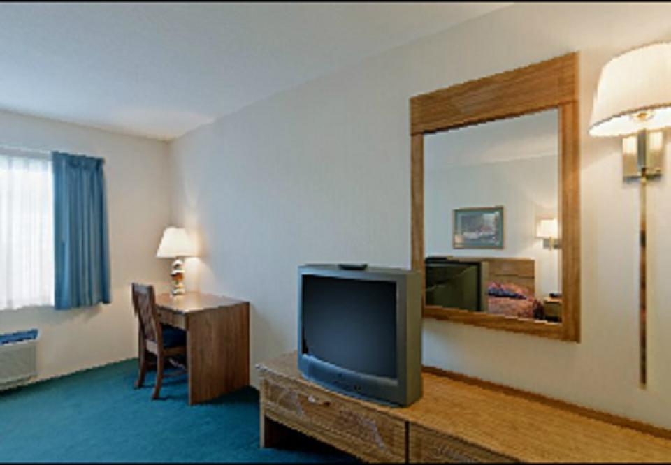 Americas Best Value Inn & Suites - Tahquamenon Country Newberry Bagian luar foto